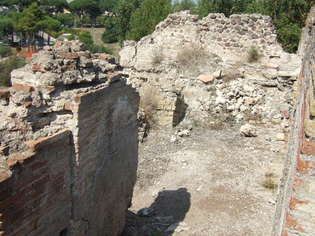 VII.16.16 Pompeii. September 2004. East end of rooms 15 and 16 on the lower level