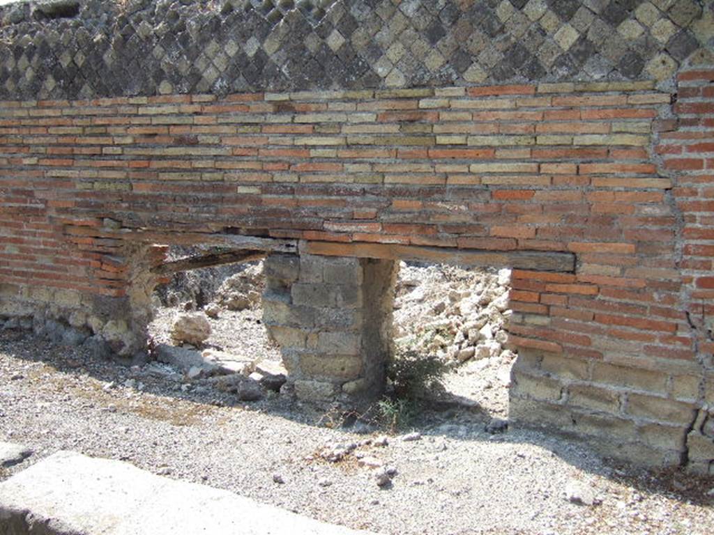 Front wall of VII.16.16 in Vicolo del Gigante. September 2004.