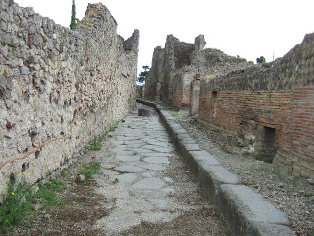 VII.15.2. December 2006.         Vicolo del Gigante.          Wall of VII.16.16.