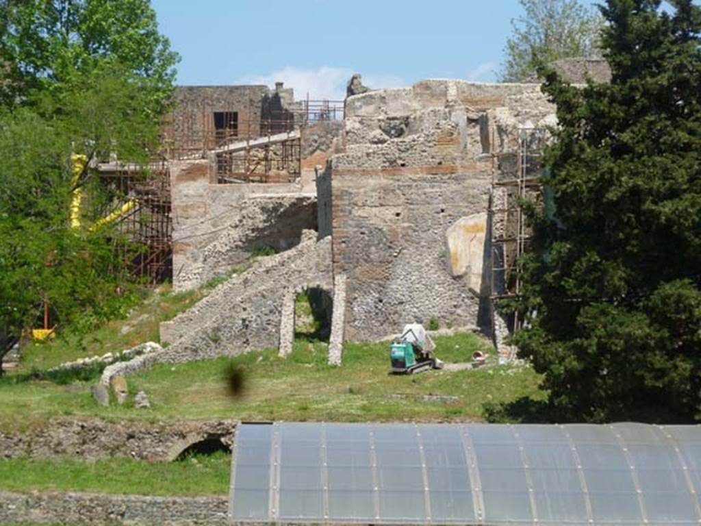 VII.16.16/15 Pompeii. May 2011. Looking east from rear. Photo courtesy of Michael Binns.