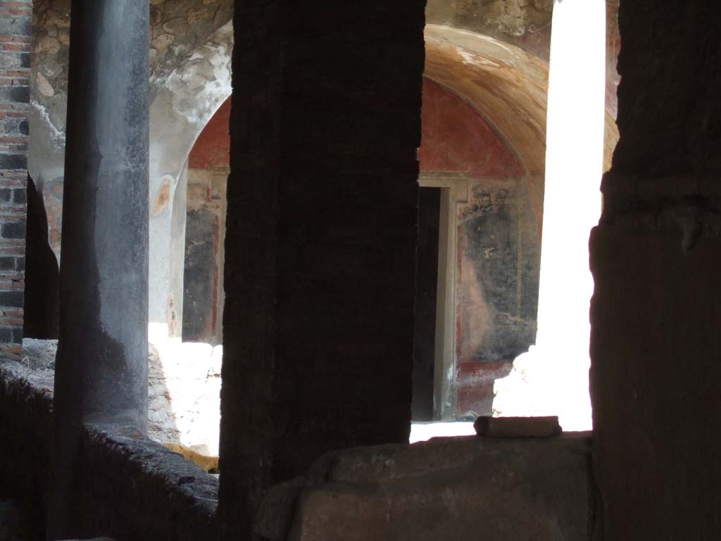 VII.16.17 Pompeii. September 2005. Peristyle area, from entrance doorway. (see also VII.16.22)