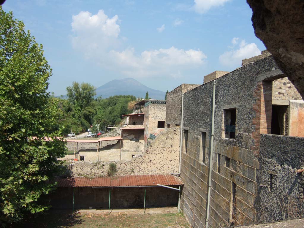 View through hole in wall of VII.16 on Vicolo dei Soprastanti. September 2005. Looking north to rear of complex of M Fabius Rufus, Pompeii. 