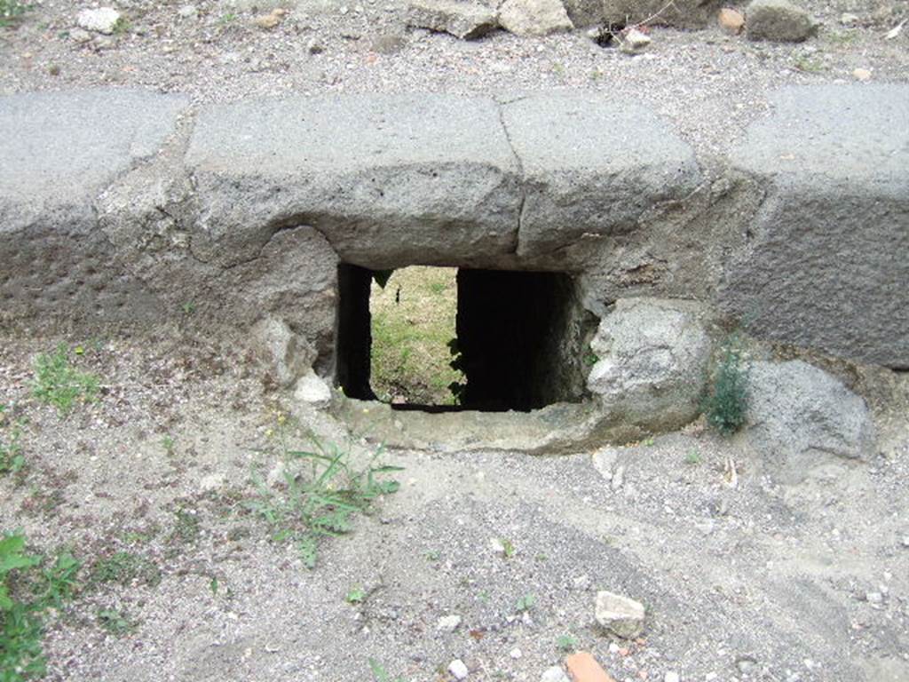Drain in road on Vico dei Soprastanti outside VII.16.17, Pompeii.