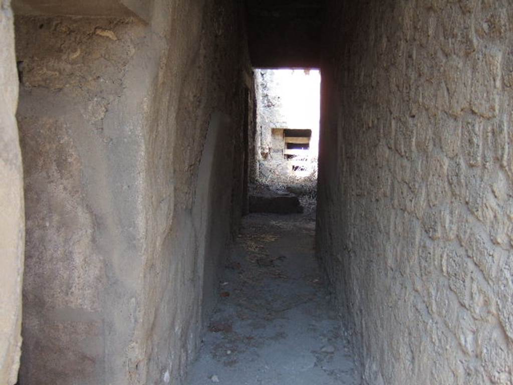 VII.16.18 Pompeii. September 2005. Looking north from entrance doorway towards small atrium. On the left is a doorway to a small room.


