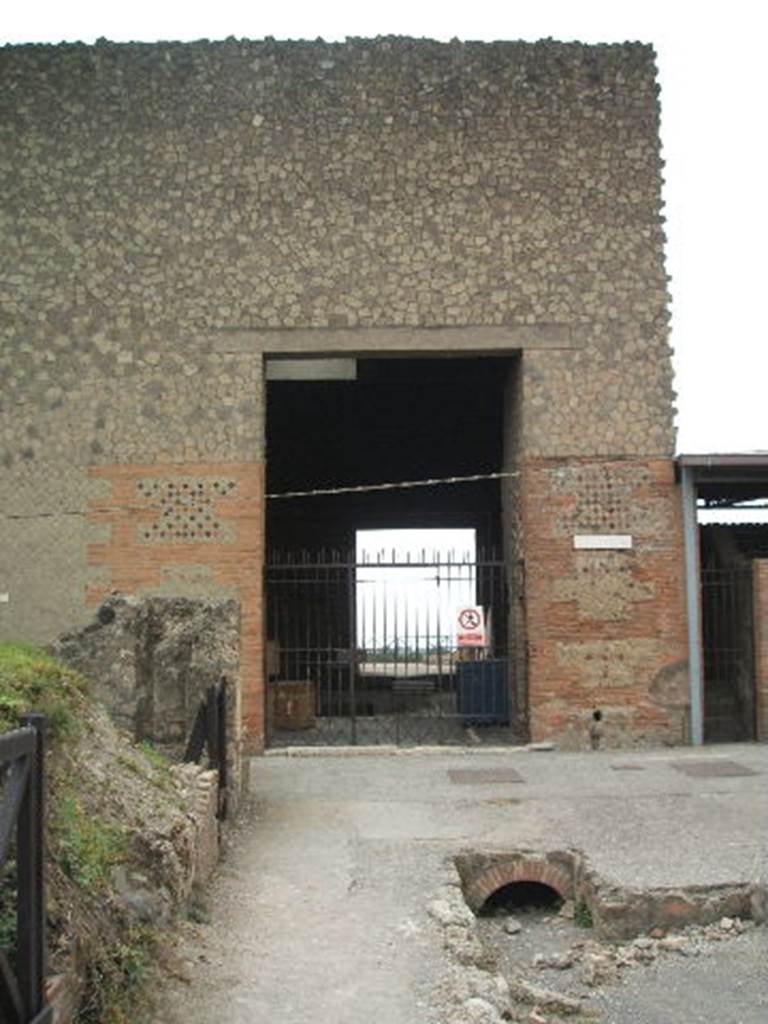 VII.16.17-22 Pompeii. December 2005. Entrance doorway. According to Garcia y Garcia, the entrance and a small part of the atrium were newly excavated in 1910. The walls of the atrium appeared very grand to the excavators  being decorated in glittering IV stile. The external façade to the south of the entrance was covered with a frescoed decoration partly conserved. In the bombardment of 13th September 1943, a bomb fell on this entrance.
See Garcia y Garcia, L., 2006. Danni di guerra a Pompei. Rome: L’Erma di Bretschneider. (p.137)
