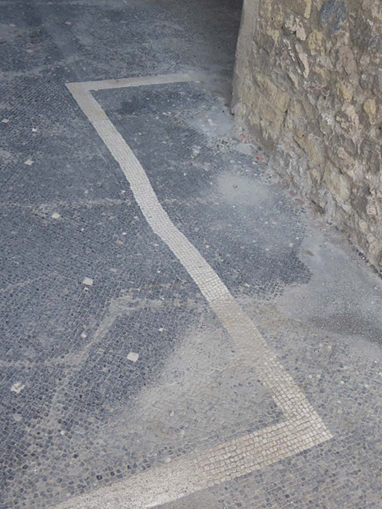 VII.16.22 Pompeii. September 2017. Atrium flooring in north-east corner by entrance doorway.
Foto Annette Haug, ERC Grant 681269 DÉCOR
