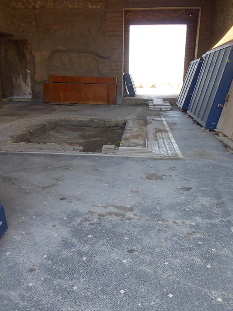 VII.16.22 Pompeii. September 2017. 
Looking west across impluvium in atrium towards doorway to the upper terrace.
Foto Annette Haug, ERC Grant 681269 DÉCOR.
