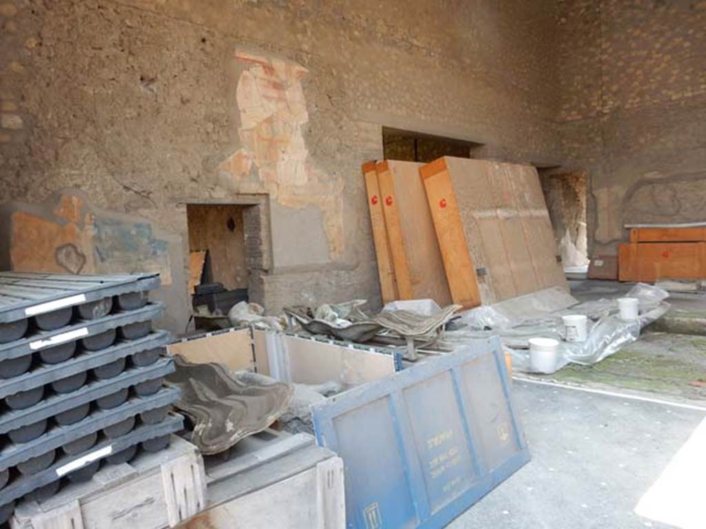 VII.16.22 Pompeii. May 2015. Looking towards south wall and south-west corner of atrium, with remains of painted decoration. Photo courtesy of Buzz Ferebee.
