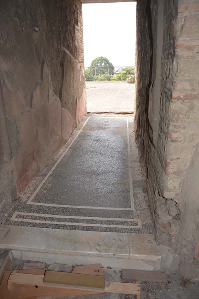 VII.16.22 Pompeii. October 2018. 
Corridor 16 in west wall of atrium, looking towards portico and terrace.
Foto Annette Haug, ERC Grant 681269 DÉCOR.
