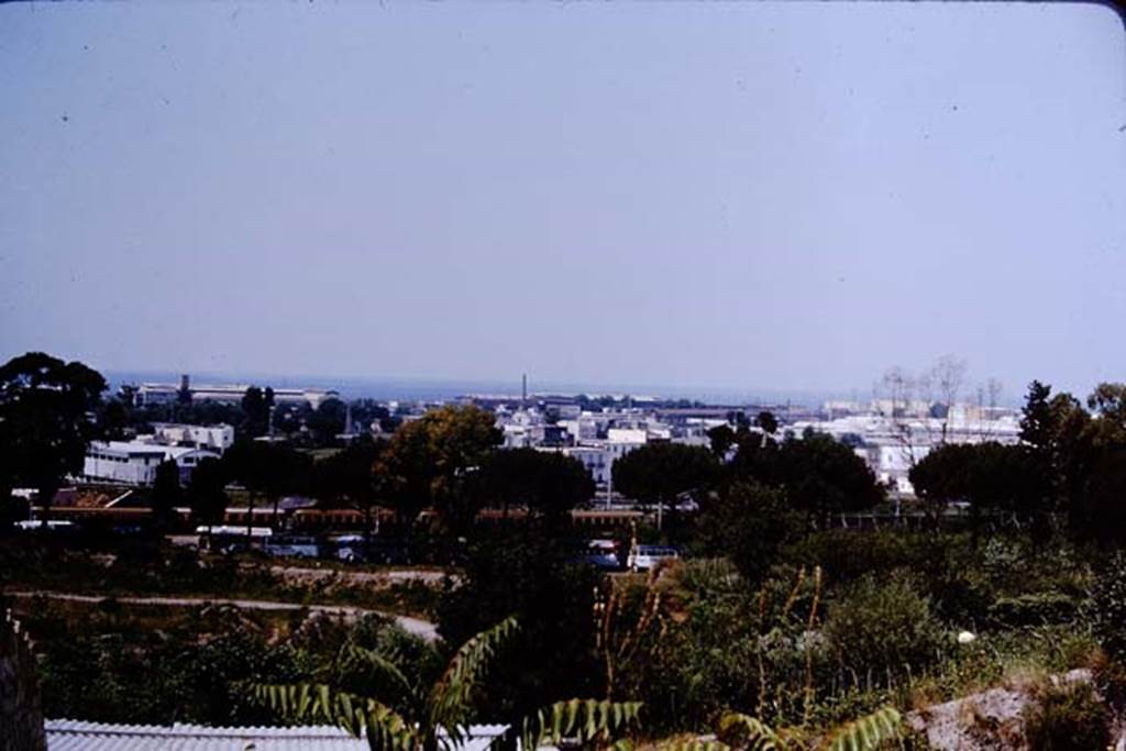 VII.16.17-22 Pompeii. 1964. Looking west from rear of House of Fabius Rufus.  Photo by Stanley A. Jashemski.
Source: The Wilhelmina and Stanley A. Jashemski archive in the University of Maryland Library, Special Collections (See collection page) and made available under the Creative Commons Attribution-Non Commercial License v.4. See Licence and use details.
J64f2021
