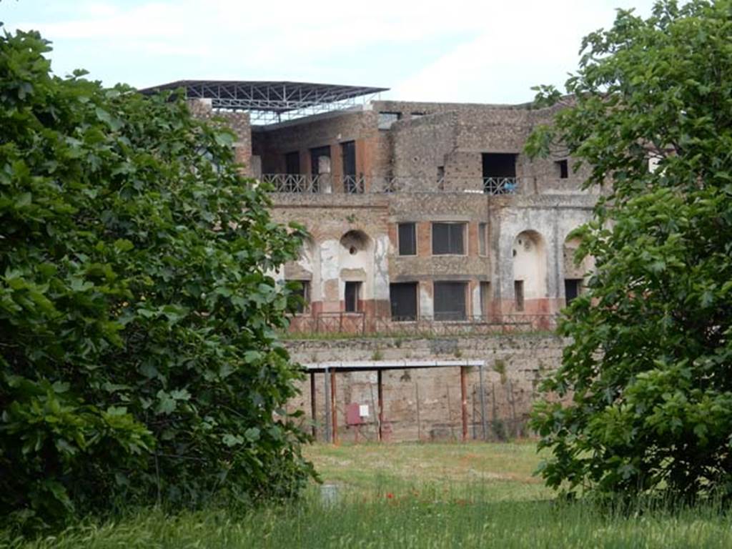 VII.16.17-22 Pompeii. May 2015. Looking east from rear towards the upper terrace, the lower hanging garden area below, and the garden area. Photo courtesy of Buzz Ferebee.
