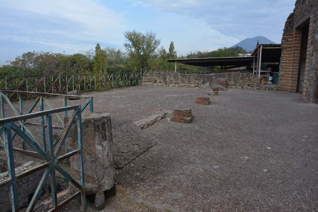 VII.16.22 Pompeii. October 2018. Looking north-west across portico and upper terrace.
Foto Annette Haug, ERC Grant 681269 D�COR.
