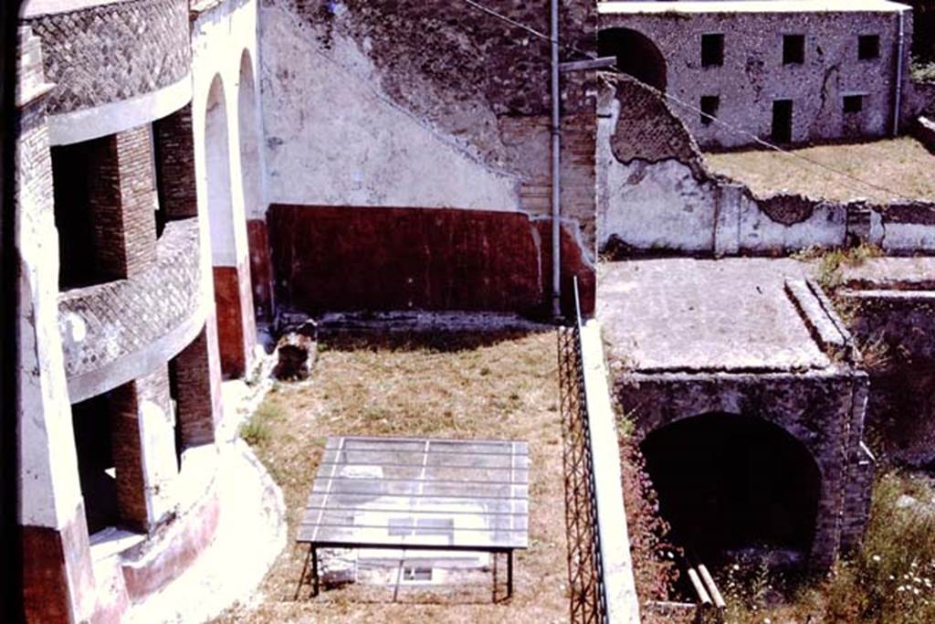VII.16.17-22 Pompeii, 1980. Looking south along the rear towards VII.16.17. Photo by Stanley A. Jashemski.   
Source: The Wilhelmina and Stanley A. Jashemski archive in the University of Maryland Library, Special Collections (See collection page) and made available under the Creative Commons Attribution-Non Commercial License v.4. See Licence and use details. J80f0208
