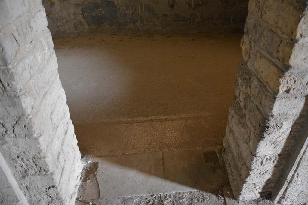 VII.16.22 Pompeii. October 2018. Cubiculum 49, looking south towards doorway threshold.
Foto Annette Haug, ERC Grant 681269 D�COR.

