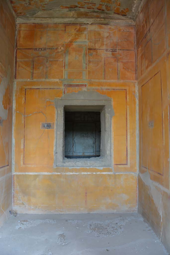 VII.16.22 Pompeii. October 2018.Room 47, east wall with window into room 49.
Foto Annette Haug, ERC Grant 681269 D�COR.
