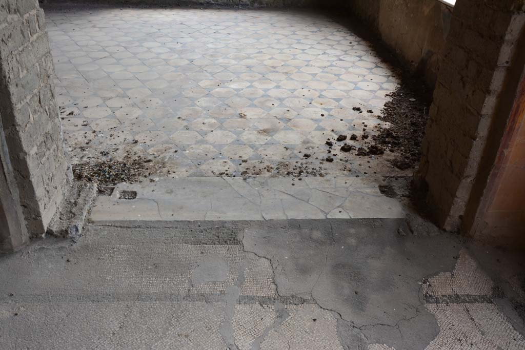 VII.16.22 Pompeii. October 2018. Oecus 48, looking south across doorway threshold from room 47.
Foto Annette Haug, ERC Grant 681269 D�COR.
