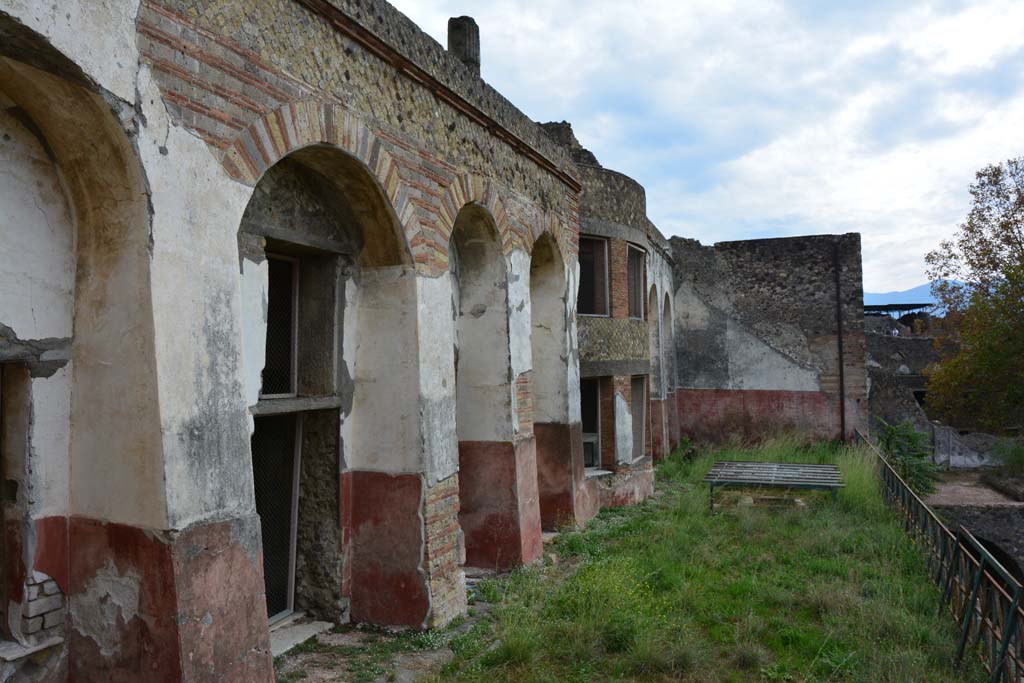 VII.16.22 Pompeii. October 2018. Oecus 48, looking south through window across hanging garden area, with small marble pool.
Foto Annette Haug, ERC Grant 681269 D�COR.

