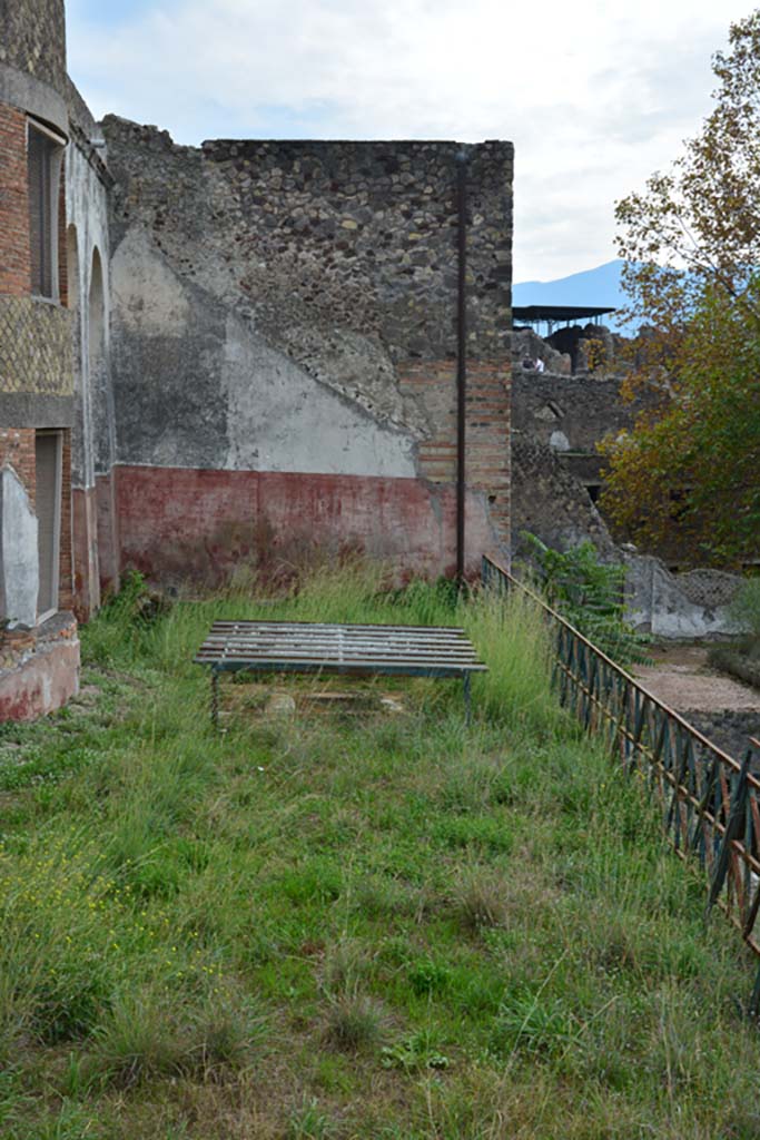 VII.16.22 Pompeii. October 2018. 
Oecus 48, looking south through window towards small marble pool.
Foto Annette Haug, ERC Grant 681269 D�COR.
