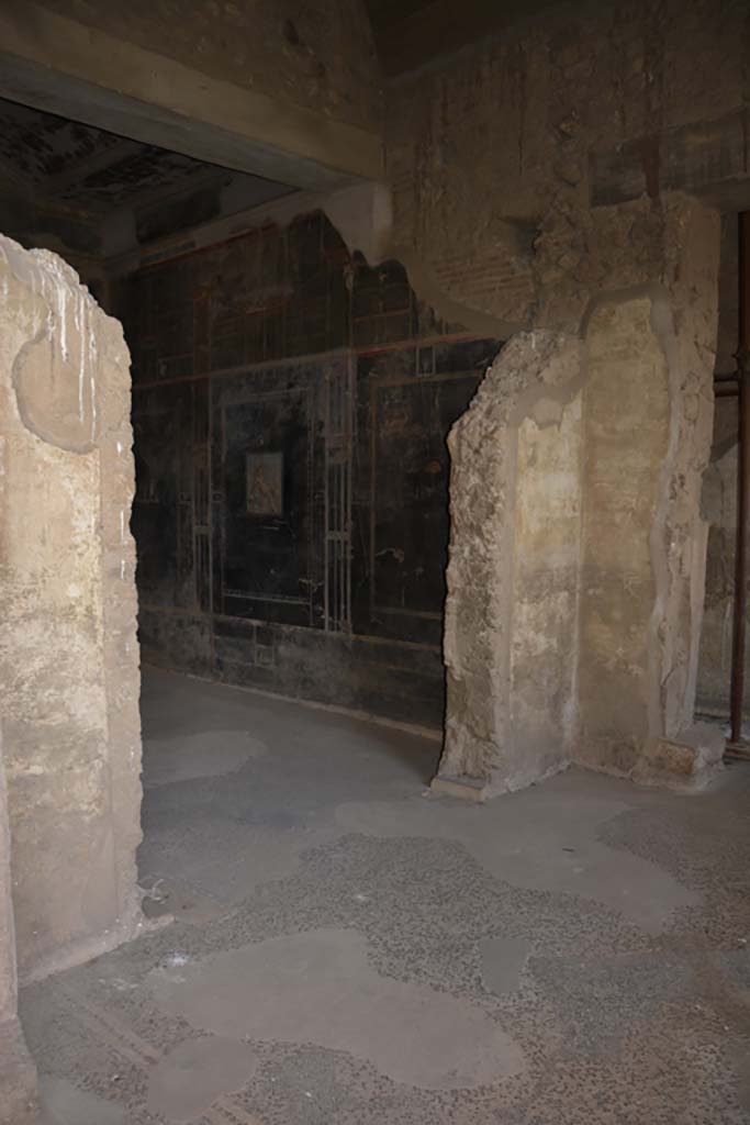 VII.16.22 Pompeii. October 2018. 
Room 58, looking across area 57 towards doorway to room with black walls.
Foto Annette Haug, ERC Grant 681269 D�COR.
