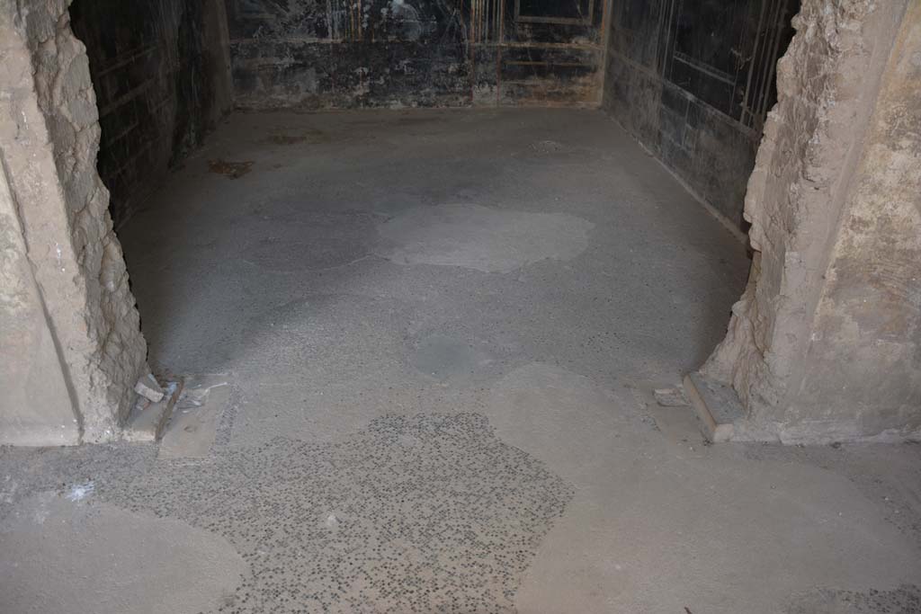 VII.16.22 Pompeii. October 2018. Room 58, looking east through lower doorway and flooring, from landing 57.
Foto Annette Haug, ERC Grant 681269 D�COR.

