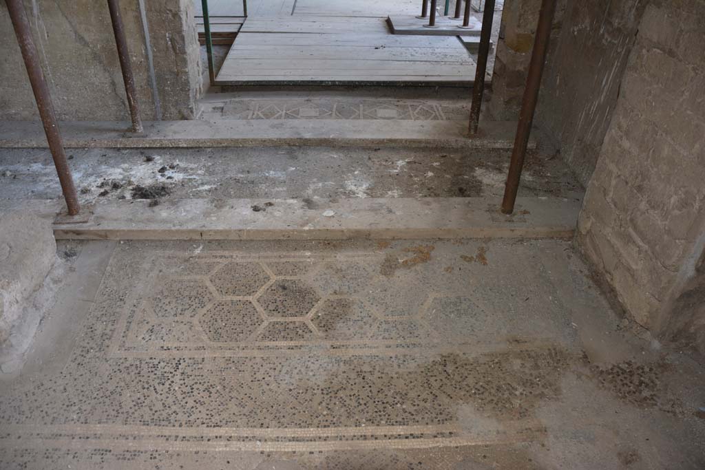 VII.16.22 Pompeii. October 2018. 
Looking south towards corridor 59 and doorway threshold from landing 57 on west of room 58, across corridor 59 into Oecus 62.
Foto Annette Haug, ERC Grant 681269 DÉCOR.
