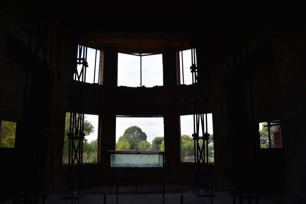 VII.16.22 Pompeii. October 2018. Oecus 62, looking west towards curved apse with six windows, in oecus.
The plaster-cast of the body in the glass display case has been removed.
Foto Annette Haug, ERC Grant 681269 DÉCOR.

