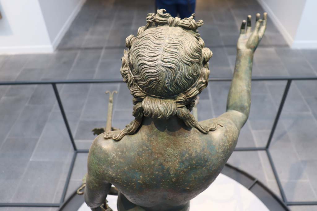 VII.16.17-22 Pompeii. February 2021. 
Rear of statue of the bronze Ephebus, used as an oil lamp holder, found in dining room.
Photographed on display in Antiquarium. Photo courtesy of Fabien Bièvre-Perrin (CC BY-NC-SA).
