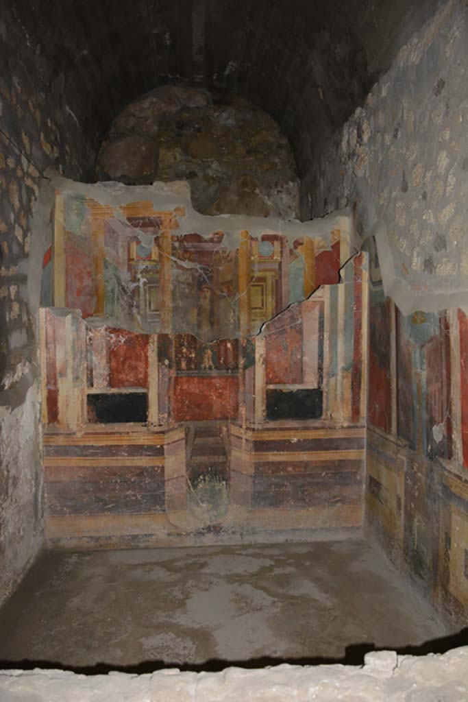 VII.16.22 Pompeii. October 2018. Looking east into cubiculum.
East wall concealing hidden wall with a painting of a woman standing in a doorway.
Foto Annette Haug, ERC Grant 681269 D�COR.
