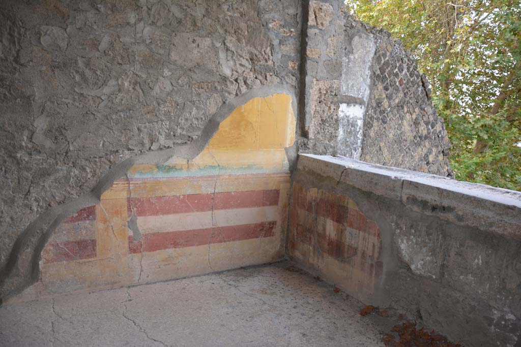 VII.16.22 Pompeii. October 2018. Room 74, painted decoration on south wall in south-west corner, with window overlooking garden.
Foto Annette Haug, ERC Grant 681269 D�COR.
