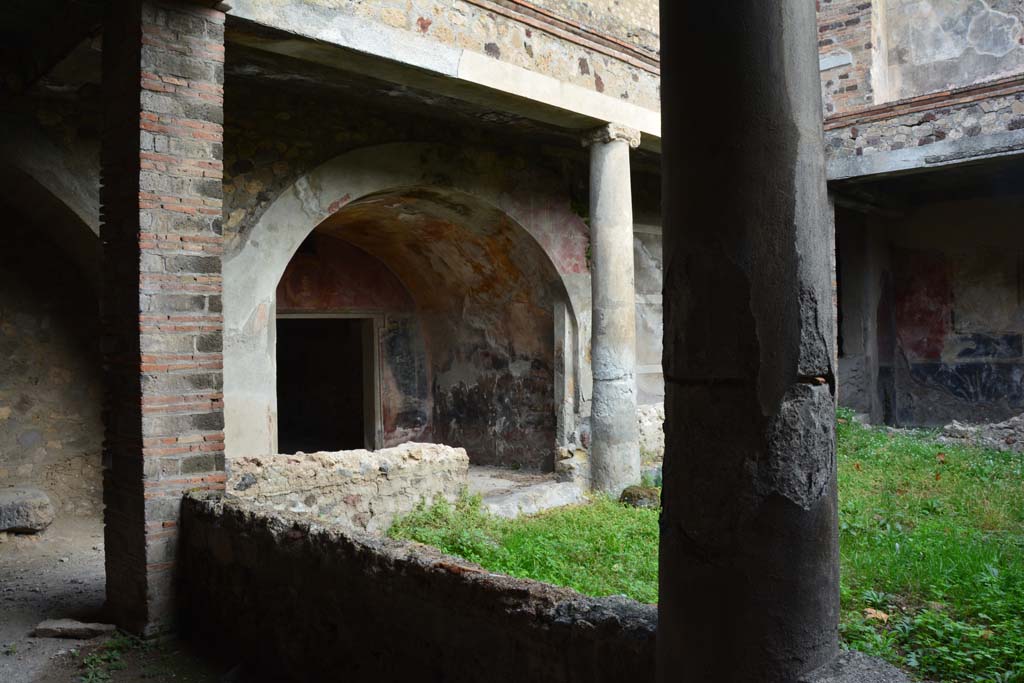 VII.16.17-22 Pompeii. October 2018. Portico (2), looking north-east towards room 7.
Foto Annette Haug, ERC Grant 681269 D�COR.
