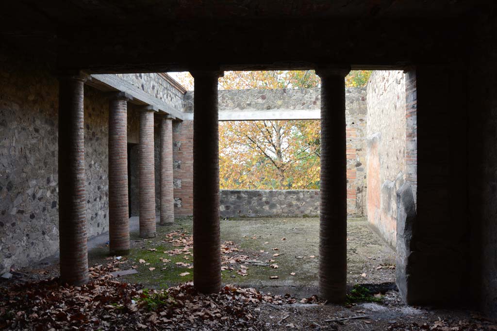 VII.16.22 Pompeii. October 2018. Peristyle 14, looking west towards large window overlooking gardens.
Foto Annette Haug, ERC Grant 681269 D�COR.
