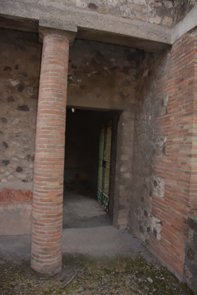VII.16.17-22 Pompeii. October 2018. 
Peristyle 14, doorway into triclinium 16 in south-west corner.
Foto Annette Haug, ERC Grant 681269 D�COR.
