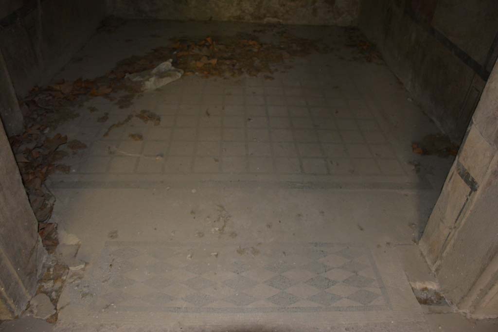 VII.16.22 Pompeii. October 2018. Room 23, doorway threshold from room 22.
Foto Annette Haug, ERC Grant 681269 D�COR.

