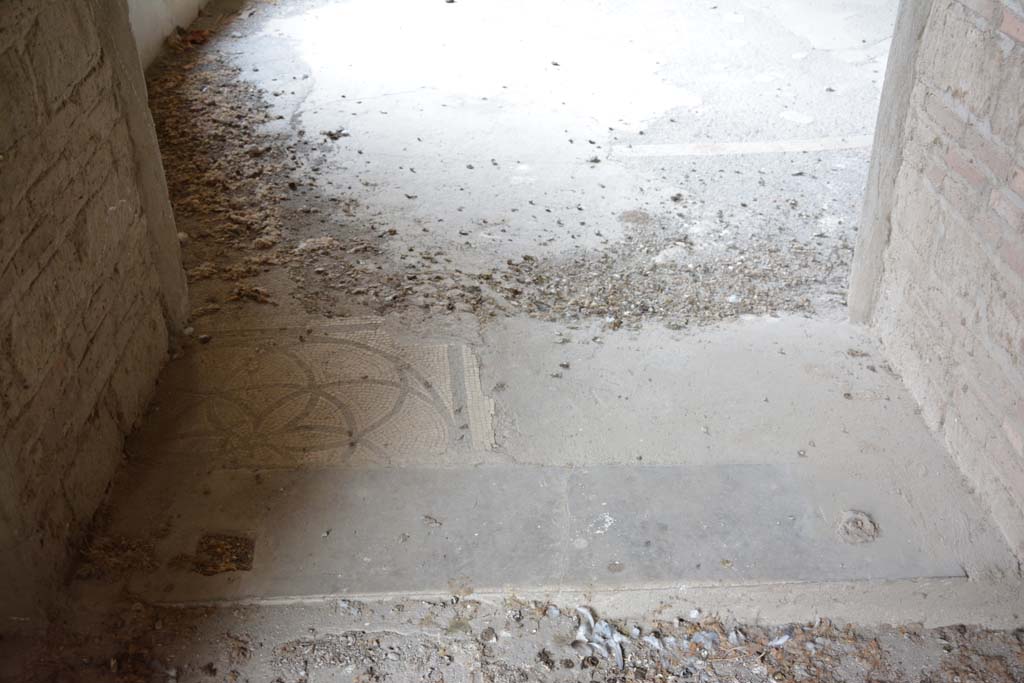 VII.16.17-22 Pompeii. October 2018. Triclinium 25, threshold of doorway, looking north.
Foto Annette Haug, ERC Grant 681269 D�COR
