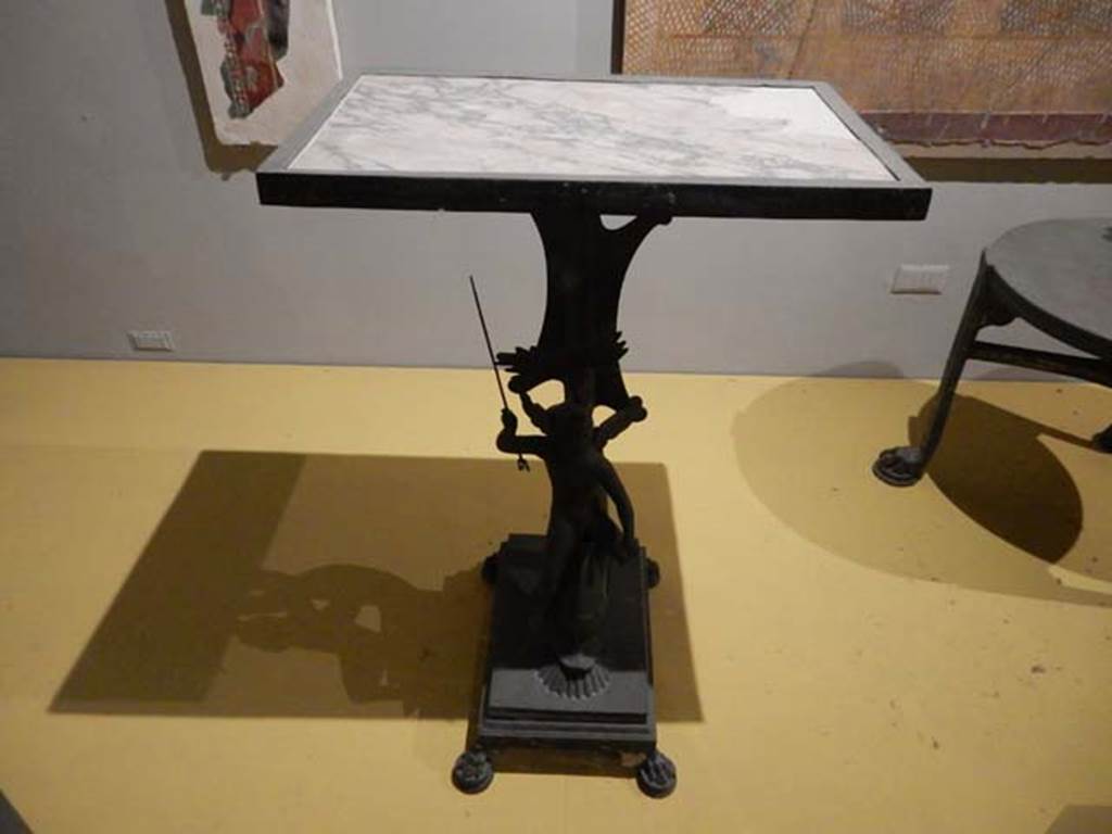 VII.16.17-22, Pompeii. May 2018. 
Table in bronze and marble decorated with a cupid riding a dolphin, Archaeological Park of Pompeii, inv. 13371.  
Photo courtesy of Buzz Ferebee.

