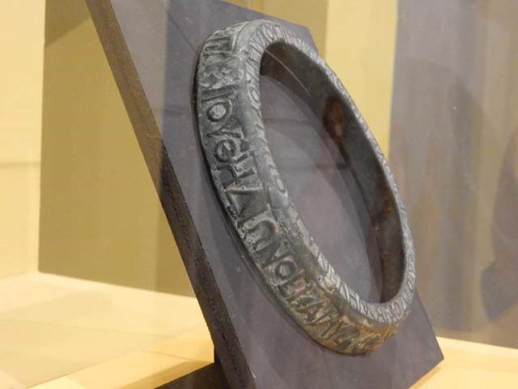 VII.16.17-22, Pompeii. May 2018. Detail of side of upper part of a bronze modus, a tool used to measure wheat, with a Greek inscription.
Parco Archeologico di Pompei, inventory number 13601. Photo courtesy of Buzz Ferebee.
