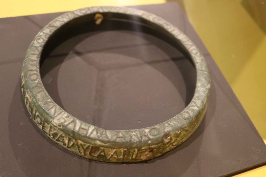 VII.16.17-22, Pompeii. December 2018. Detail of side of upper part of a bronze modus with a Greek inscription.
Parco Archeologico di Pompei, inventory number 13601. Photo courtesy of Aude Durand.
