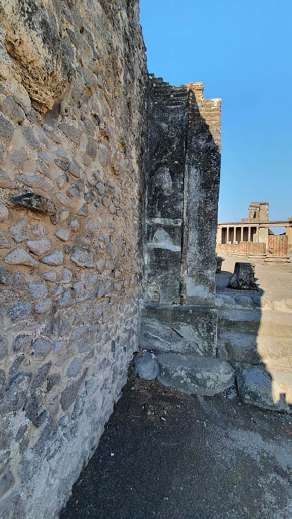 VIII.1.1 Pompeii. July 2021. Detail from south end of Basilica steps, looking west.
Foto Annette Haug, ERC Grant 681269 DÉCOR.
