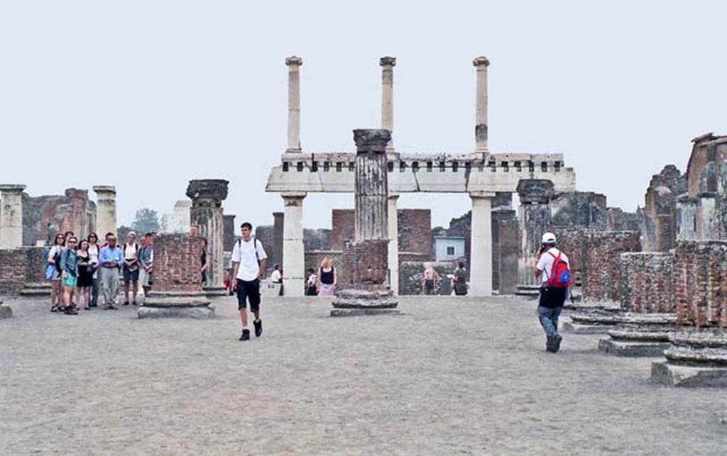 VIII.1 Pompeii. 2001. Basilica, looking east across main central room. Photo courtesy of Peter Woods.
