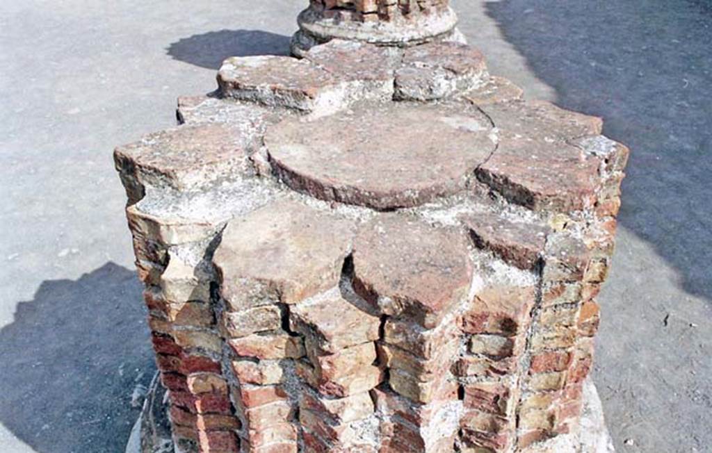 VIII.1 Pompeii. October 2001. Basilica, detail of column brickwork. Photo courtesy of Peter Woods.
