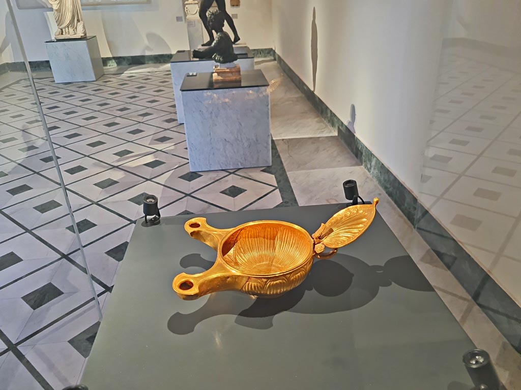 VIII.1.3 Pompeii. April 2023. Gold lamp with two nozzles donated as a gift to the Temple. 
On display in “Campania Romana” gallery in Naples Archaeological Museum, inv. 25000. Photo courtesy of Giuseppe Ciaramella.
