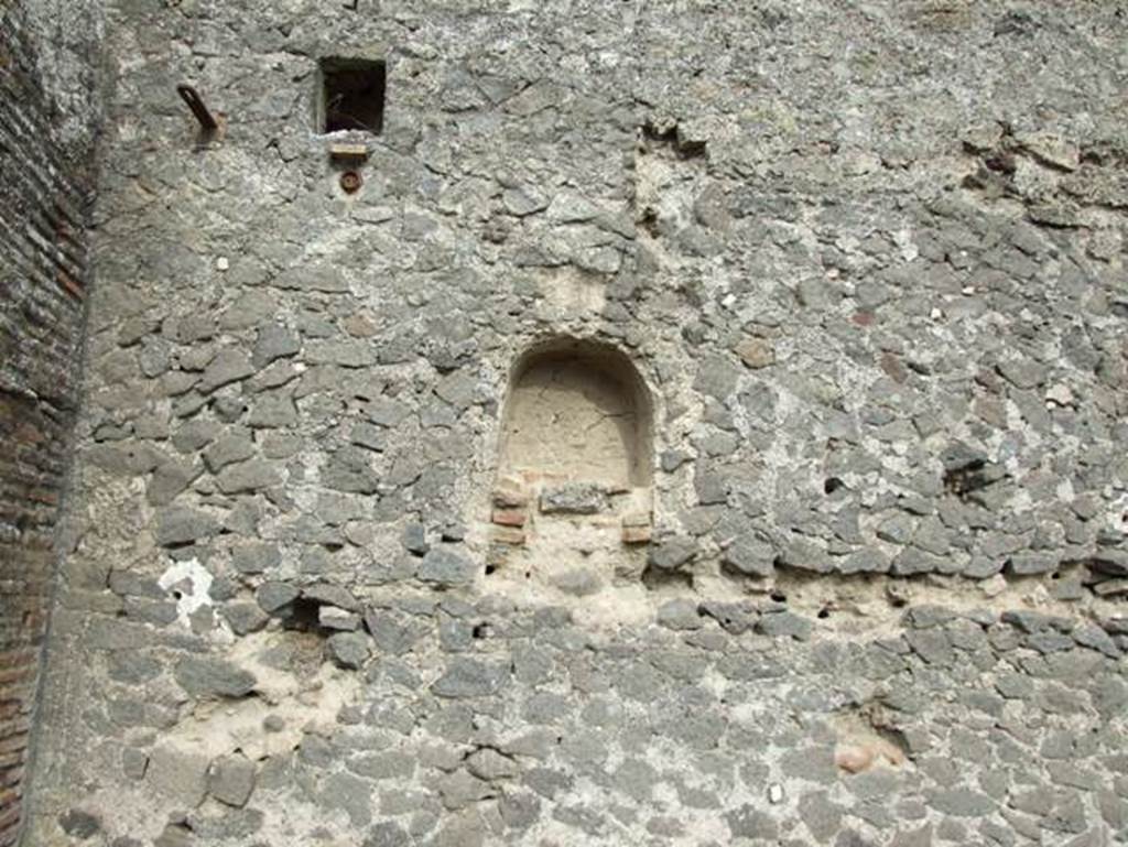 VIII.1.3 Pompeii. March 2009. Niche in back wall of Basilica from Temple of Venus.