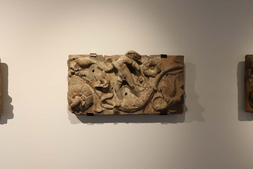 VIII.1.4 Pompeii Antiquarium. February 2021. Terracotta plaque found in VI.17.42, from Insula Occidentalis. 
Photo courtesy of Fabien Bièvre-Perrin (CC BY-NC-SA).

