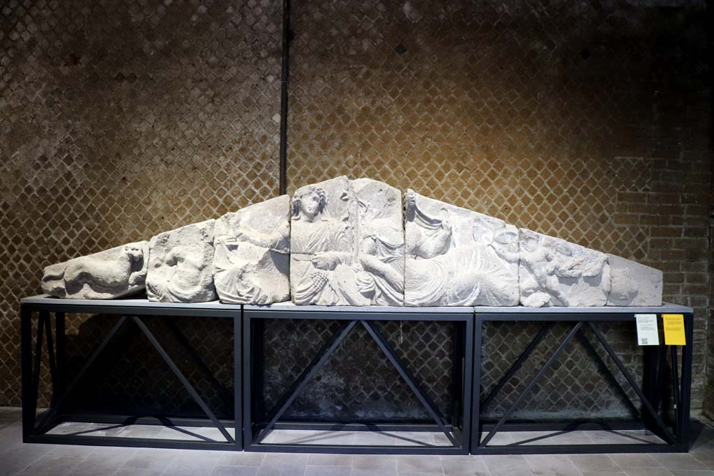 VIII.1.4 Pompeii Antiquarium. February 2021. Pediment from the Tempio dionisiaco in localit� Sant�Abbondio di Pompei. 
Photo courtesy of Fabien Bi�vre-Perrin (CC BY-NC-SA).
