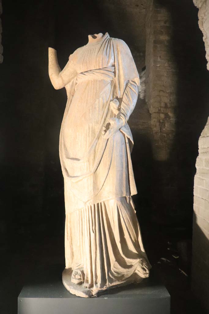 VIII.1.4 Pompeii Antiquarium. February 2021. 
Statue of Demeter/Ceres, from the Santuario extraurbano del Fondo Iozzino. 
Photo courtesy of Fabien Bi�vre-Perrin (CC BY-NC-SA).
