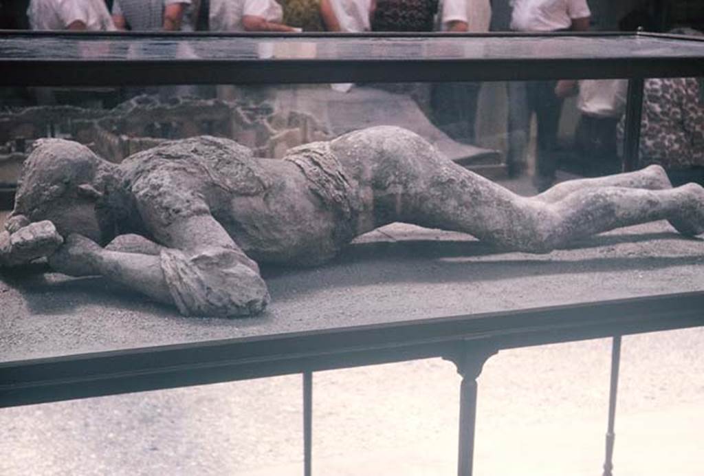 VIII.1.4, Pompeii Antiquarium,  August 1965. Plaster-cast of woman found above Via Stabiana, on the north-east corner of VI.14. Photo courtesy of Rick Bauer.
