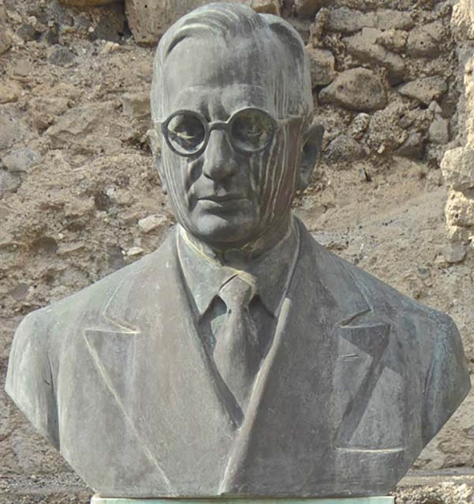 Larario dei Pompeianisti. Pompeii. September 2016. Detail of bust of Amedeo Maiuri.
Photo courtesy of Michael Binns.
