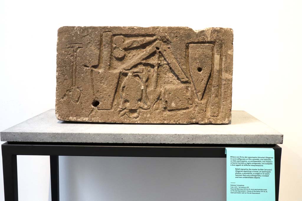 VIII.1.4 Pompeii. February 2021. Limestone relief signed by the master builder (structor) Diogenes, from VII.15.2
Photo courtesy of Fabien Bièvre-Perrin (CC BY-NC-SA).
