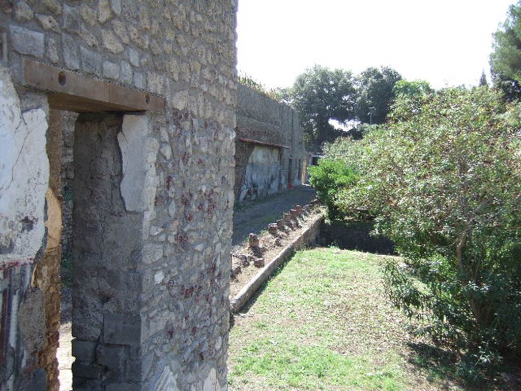 VIII.1.a Pompeii.  Villa Imperiale.  September 2005.  Looking east along the garden and portico.