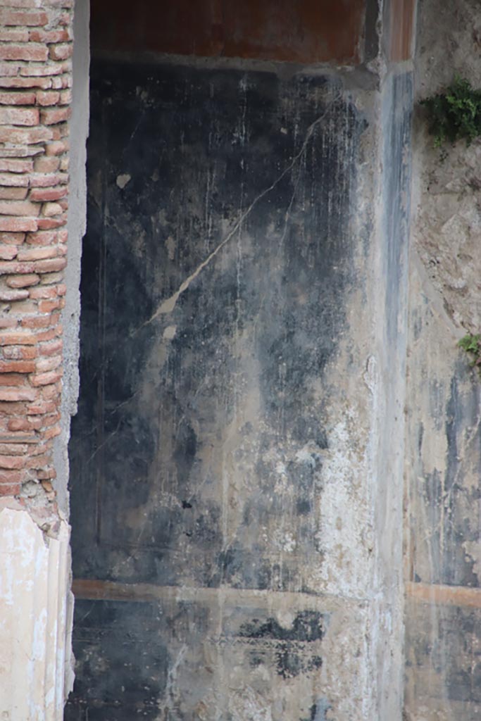 VIII.1.a, Pompeii. October 2023. 
Detail of painted decoration on east wall at end of portico. Photo courtesy of Klaus Heese.

